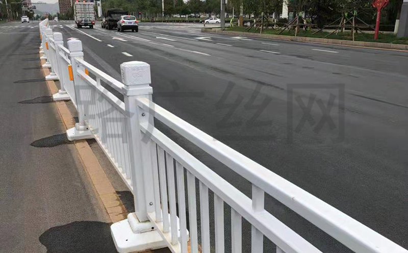 河南安陽(yáng)交通護(hù)欄4000米